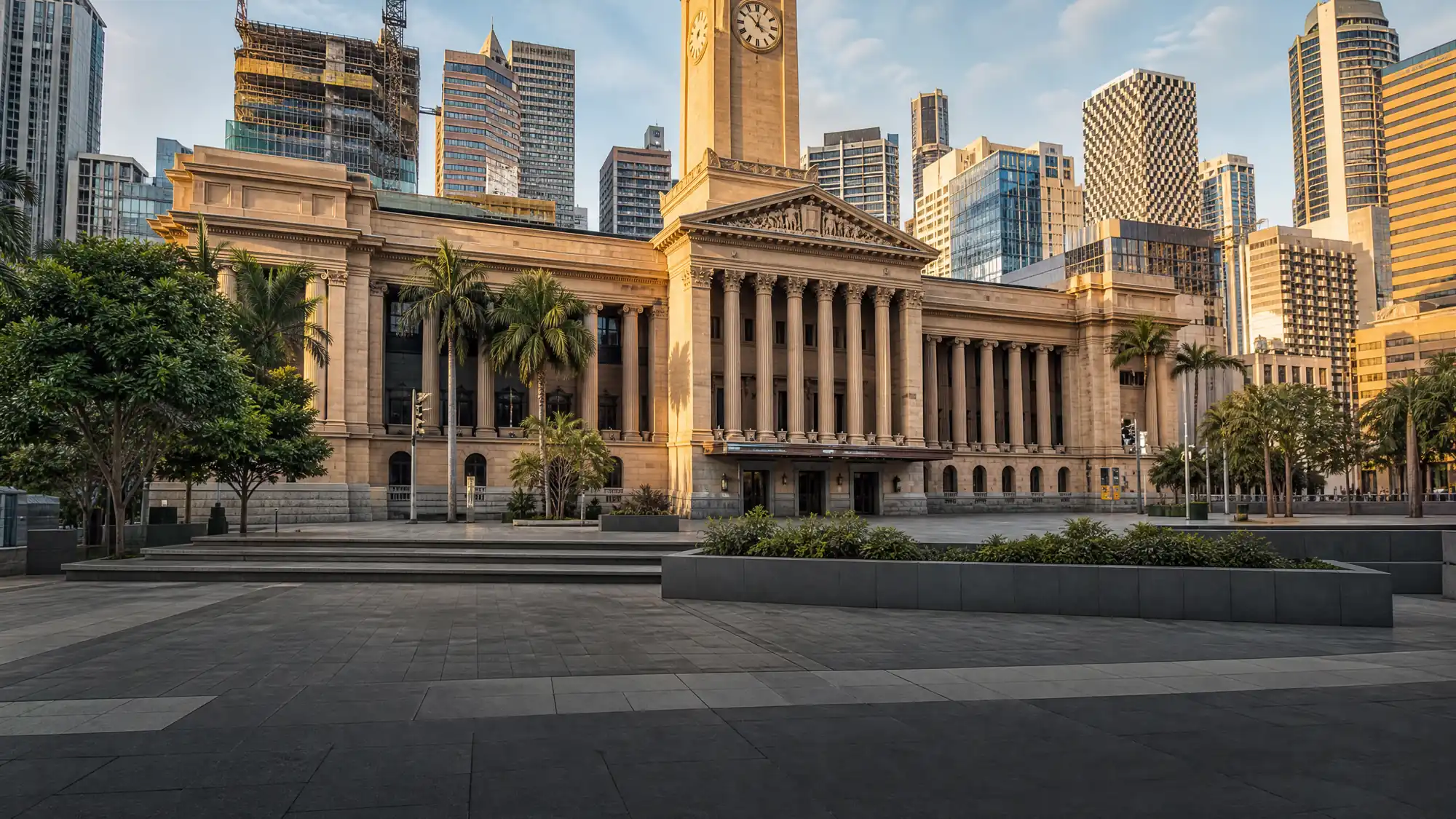 Erkunden Sie Brisbanes denkmalgeschütztes Gemeindezentrum. Fahren Sie mit dem historischen Gitteraufzug auf den Uhrenturm oder bewundern Sie die gewaltige Kupferkuppel im Hauptsaal.