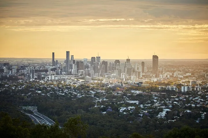 Sonnenuntergang über der Skyline einer Stadt aus der Ferne.